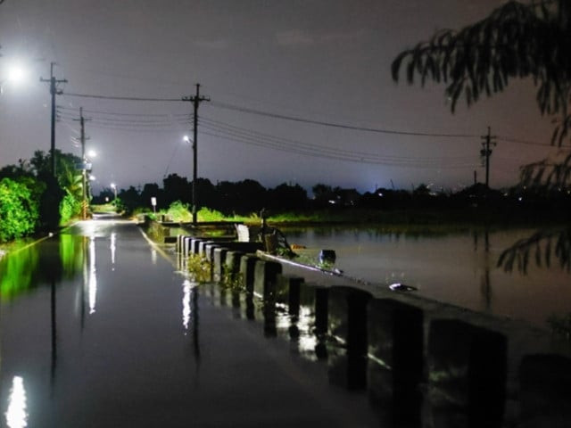 torrential rains lash karachi heavy showers continue across the city